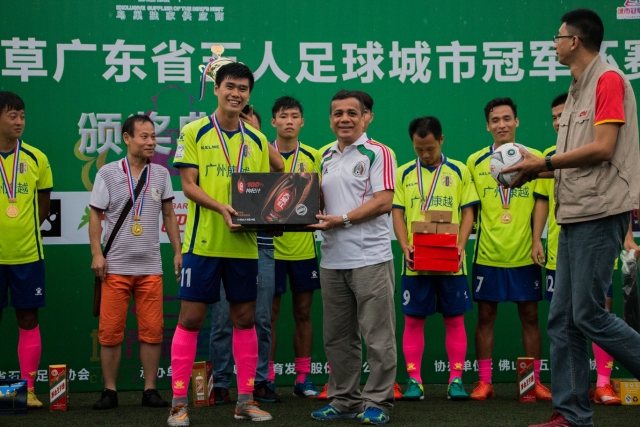 记者：梅西乘坐私人飞机返回家乡，当地时间20:34抵达